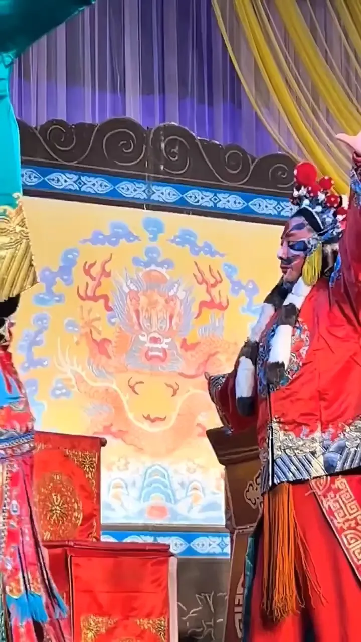 戎装俏扮梨园客，锣鼓声声唱响千古英风