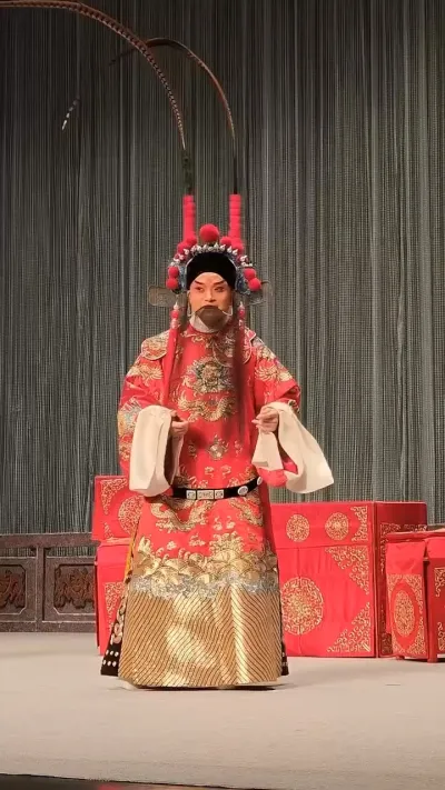 今日坐的位置，可以看到京胡老师演奏，第一次用眼睛感受到了什么叫乐器和演员的演唱相互促进，推向高潮，特别畅快 贵州京剧院#冯冠博四郎探母坐宫