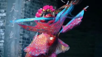 户外版越剧《辕门外三声炮响似雷震》表演：郑晨等