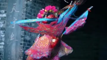 户外版越剧《辕门外三声炮响似雷震》表演：郑晨等