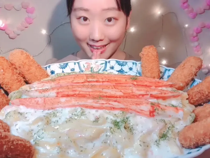 🦀✨ 蟹肉奶油の双重奏！丝滑意面 vs 爆浆炸丸子，你Pick谁？