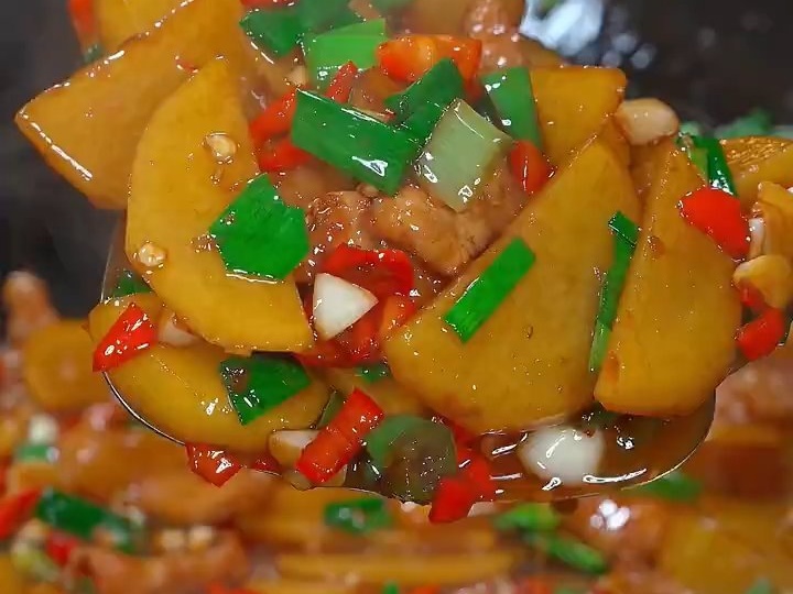 五花炒土豆真是太好吃，5碗大米饭还不够吃