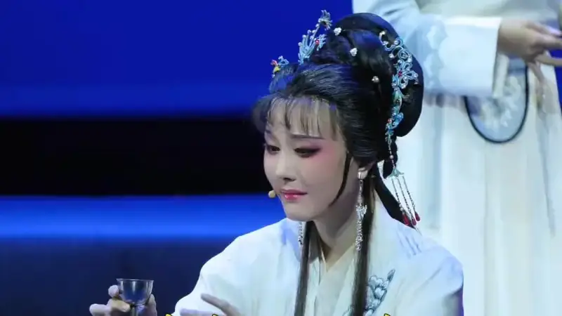 二杯酒中的生死对斟与人性叩问