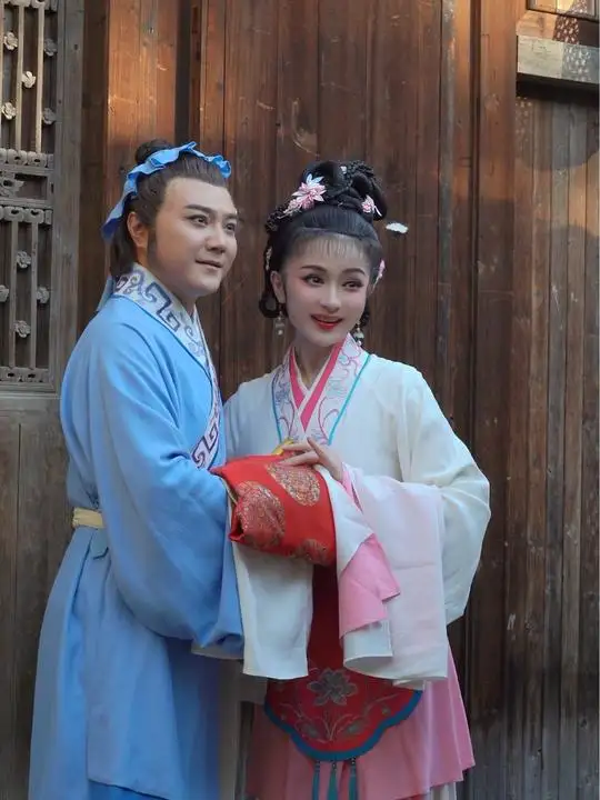 黄梅戏《天仙配》选段“一见锦绢色色新”