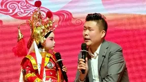终究是徒弟没精过师父，一个红包拿捏住小奶瓶，红包一威胁，奶瓶立马上交，这师徒俩太逗了