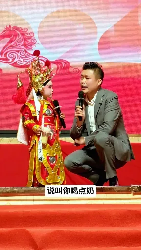 终究是徒弟没精过师父，一个红包拿捏住小奶瓶，红包一威胁，奶瓶立马上交，这师徒俩太逗了