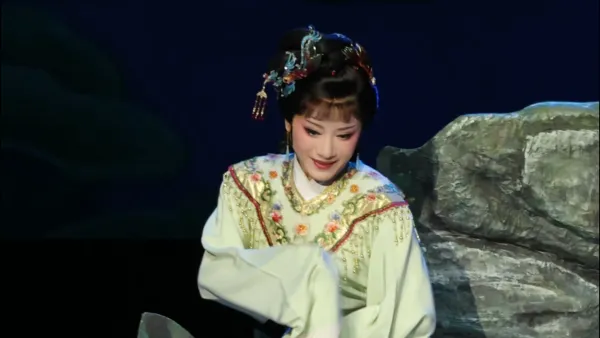 碧波潭边，月下书馆。仙鱼赴约，一念动情！