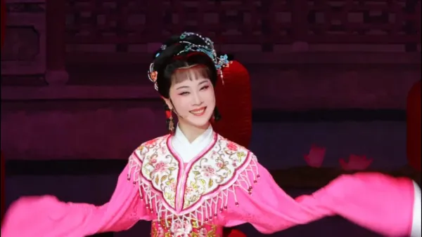 夫妻携手往前行
