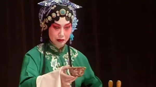 豫剧崔派艺术掌门人张宝英饰演秦香莲