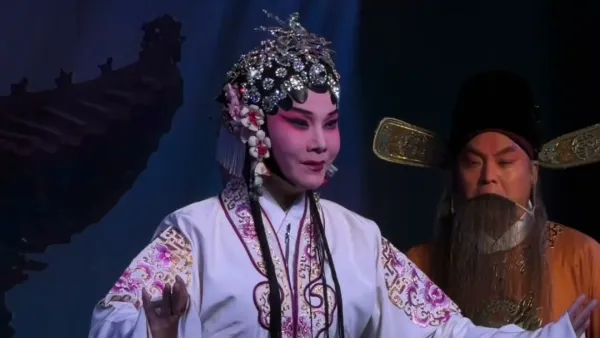 吴素真演唱《三拂袖》“众英雄莫跪快立站”