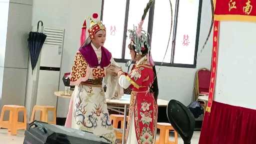 舞台下的古装戏曲表演